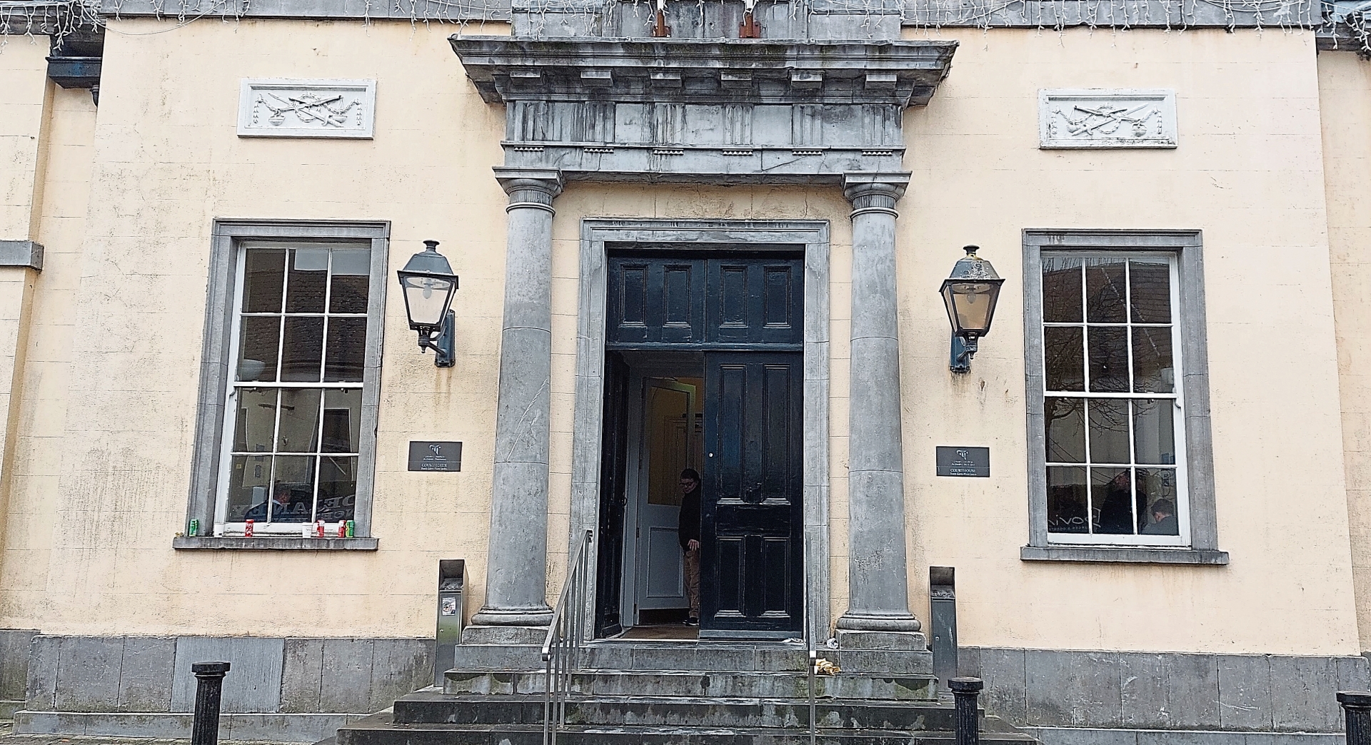 Man admits setting papers on fire and stealing beer in Laois