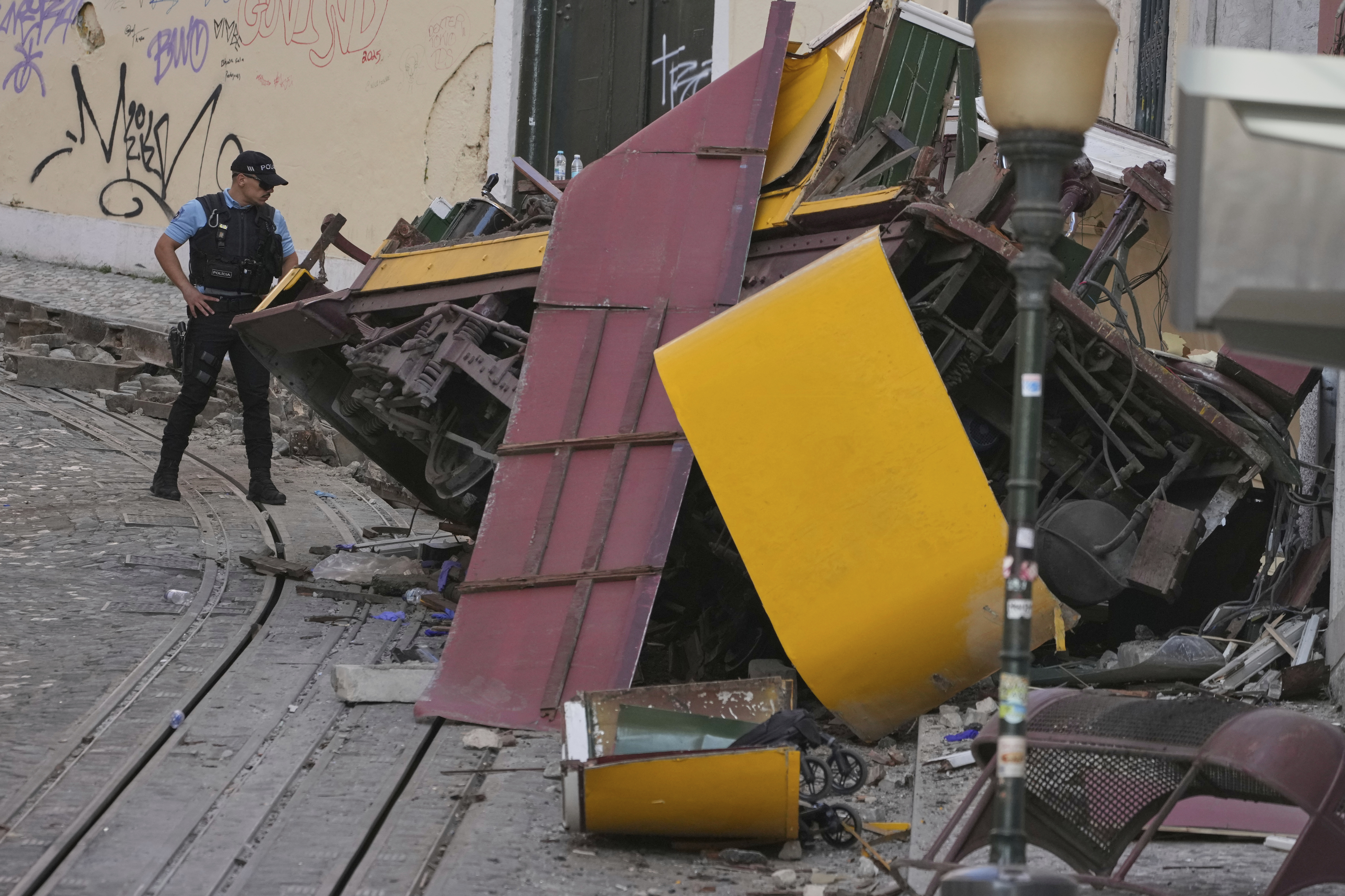 Death toll rises as Portugal observes day of mourning after funicular crash