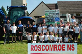 Roscomroe NS pupils and teachers Niamh Mooney, Mary Sheeran  and Roisin Watkins with run organisers  Enda Kenny, Edward Roe, Owen Maloney and John and Michelle Stanley. Photo: PJ Wright