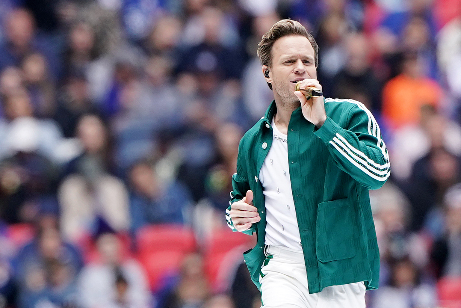 Olly Murs walks off stage in Glasgow after voice struggles