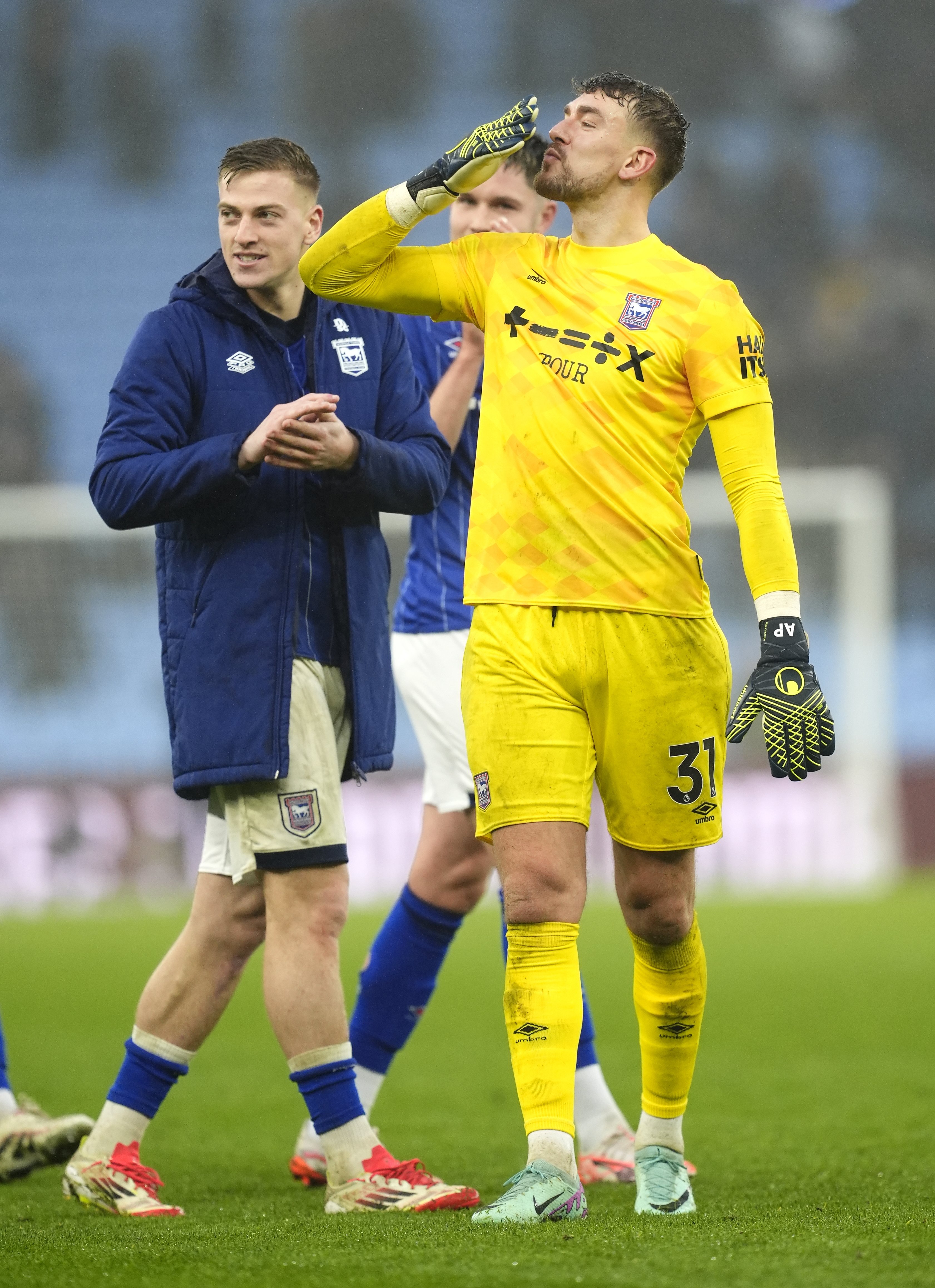 Debutant keeper Alex Palmer inspires 10-man Ipswich to valuable draw at ...
