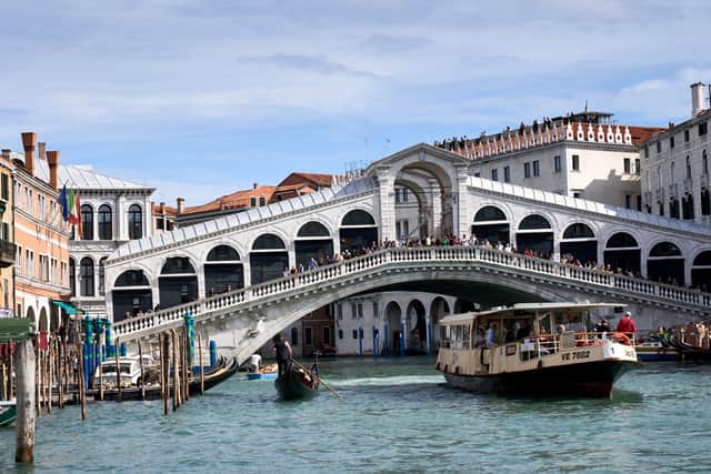 He had planned to ask her out in a restaurant, but after hearing English Busted fans on another table, he ended up asking her to marry him on the Rialto Bridge, which he had “never heard of”.