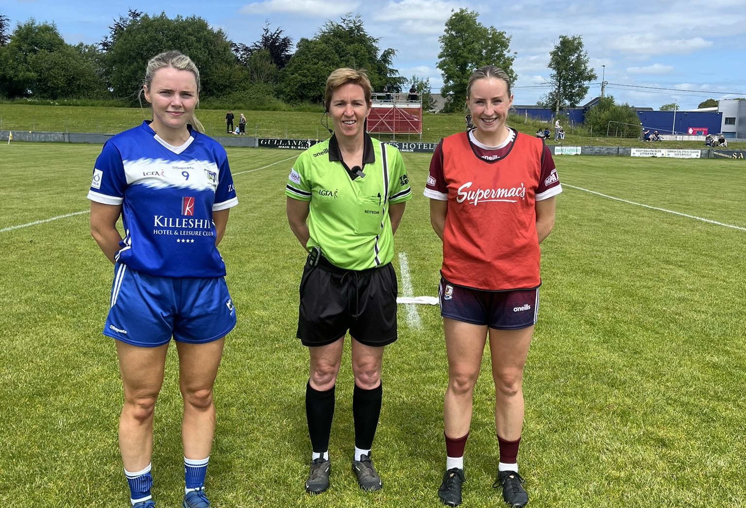 Andrea Moran, Ballyroan, with ref Angela Gallagher, Meath, and Galway captain,  Ailbhe Davoren in the Duggan Park. Pic: Laois LGFA