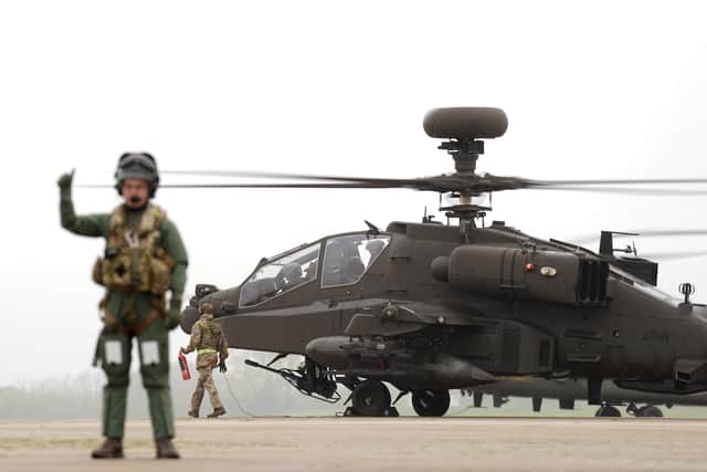 Four Wildcat reconnaissance helicopters and two RAF Chinook support helicopters, which took flight from Wattisham Flying Station in Suffolk together with the Apaches on Wednesday morning, will just go to Estonia and will spend a longer time there.