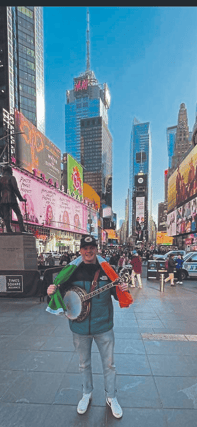 Drangan man Gavin Strappe has returned to the Grand Ole Opry in Nashville, Tennessee, with the band Jigjam for a performance today, Wednesday, April 3.