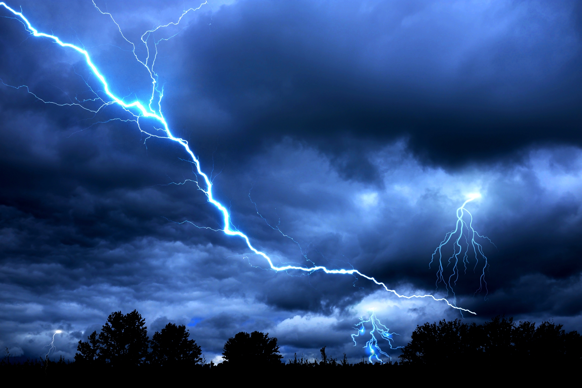 Brutal weather forecast for New Year's Eve with hail and lightning in ...
