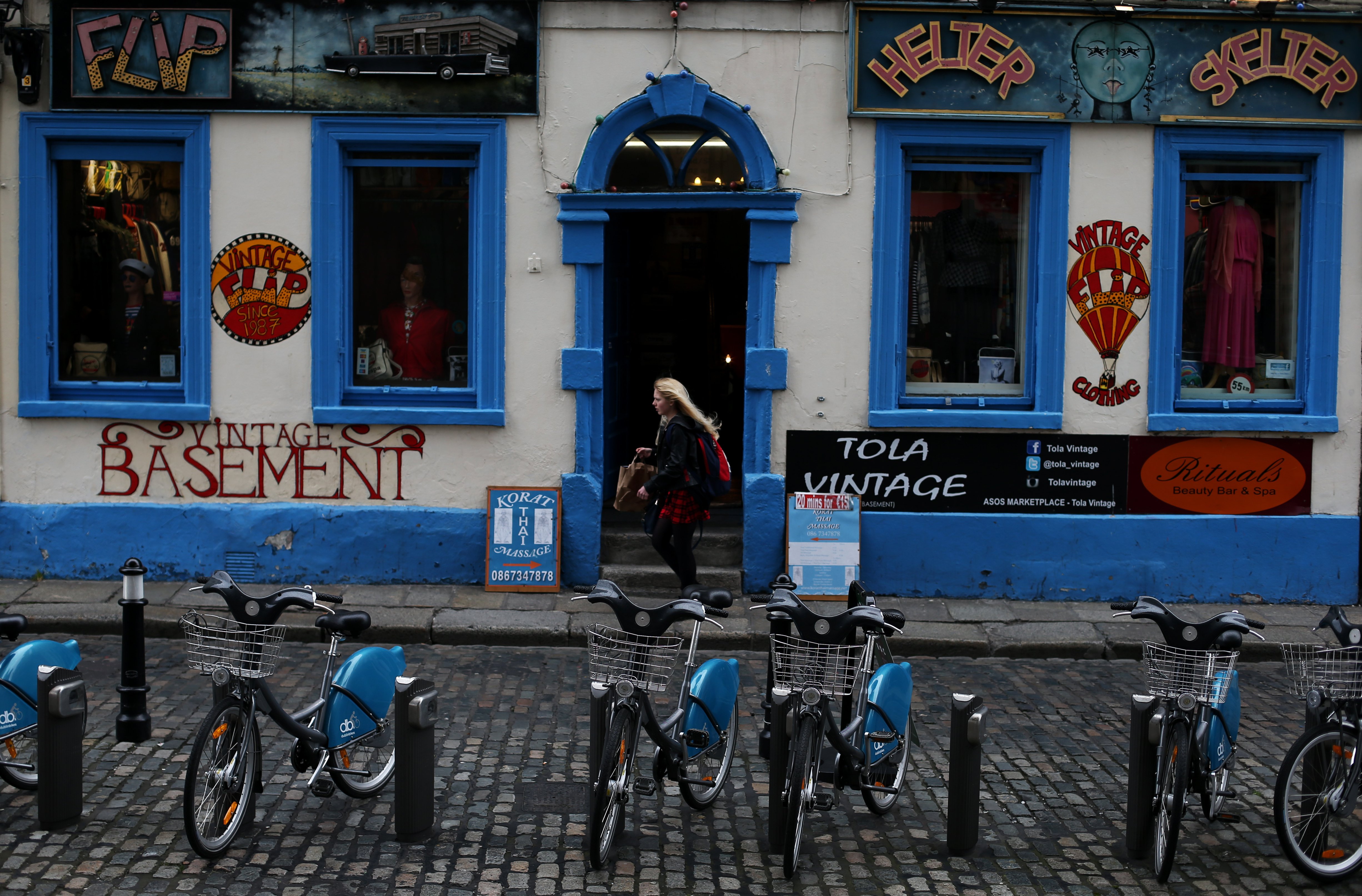 How to do vintage shopping like a professional stylist