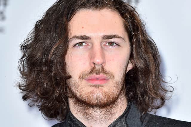 Speaking to Official Charts, Hozier said: “I just want to say a massive thank you for this Official Number 1.