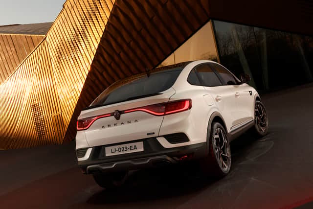 The updated Arkana – which revises a model first introduced in 2021 – has been refreshed with Renault’s new logo, a 3D-effect front grille and a number of gloss black sections to help give this car a more undercover design.
