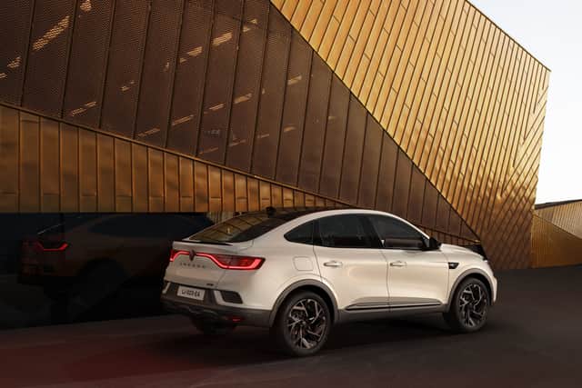 These include Renault’s new logo, which is integrated into the grille. The latter also gets a new 3D pattern, while there are further gloss black sections to give the Arkana a stealthier finish. Depending on the trim, the colour of the grille is either black, satin chrome or dark chrome.