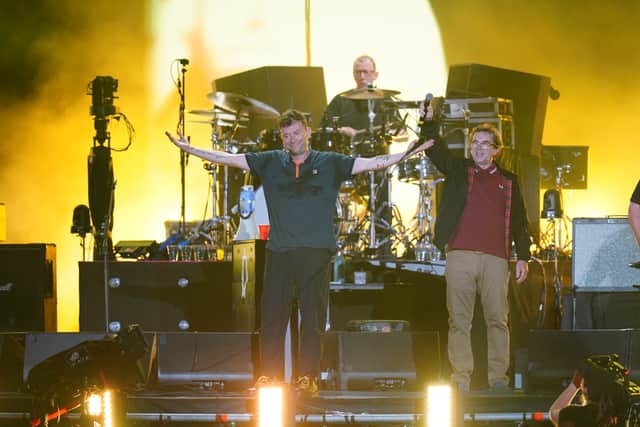 They had to pull out of a show in France on Thursday because of a knee injury to drummer Dave Rowntree, but he showed no signs of it during more than two hours on stage.