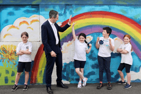 Minister Simon Harris with pupils from Kilmacanogue National School and St Peter's Primary School, Bray to mark the 2023 Curious Minds Awards