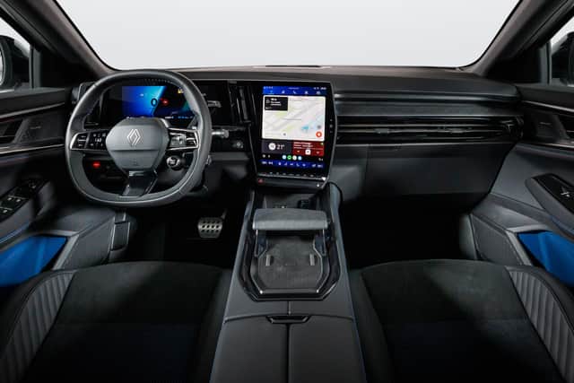 The exterior design incorporates many of Renault’s latest touches, with the grille area based around the firm’s famous diamond logo. The grille itself is also made up of small diamonds, too. After the new Clio, the Rafale also becomes the latest Renault to use new ‘signature’ lights.