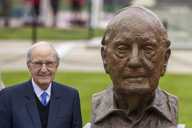 Speaking at the unveiling, Mr Davidson said: “As an artist, I would like to say what a privilege it is to have a piece of work here.