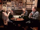 Ciarán i mbun ceol lena theaghlach