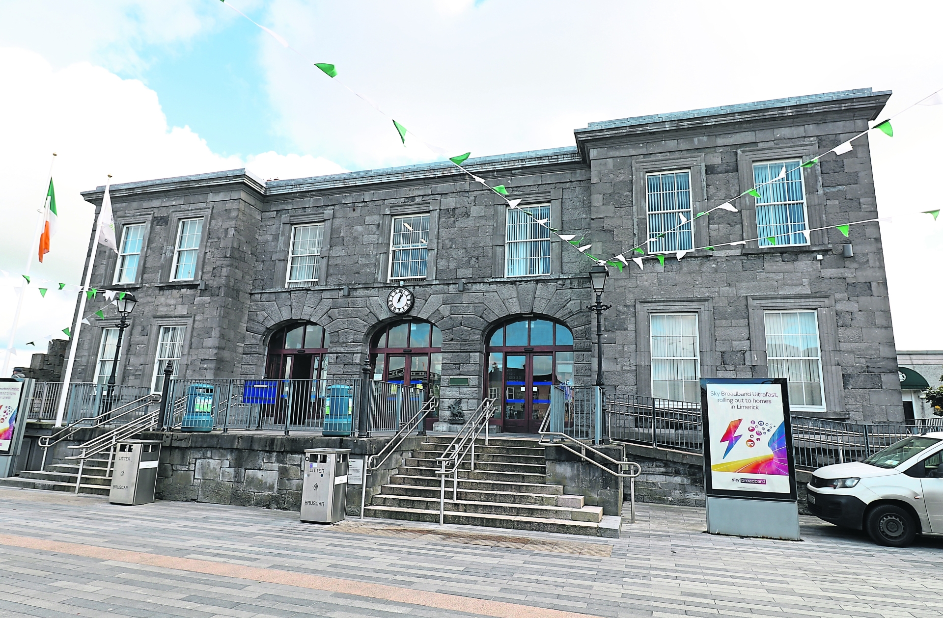Bus Éireann launches 'Fill-A-Bus' for Mid West Simon Christmas Appeal ...