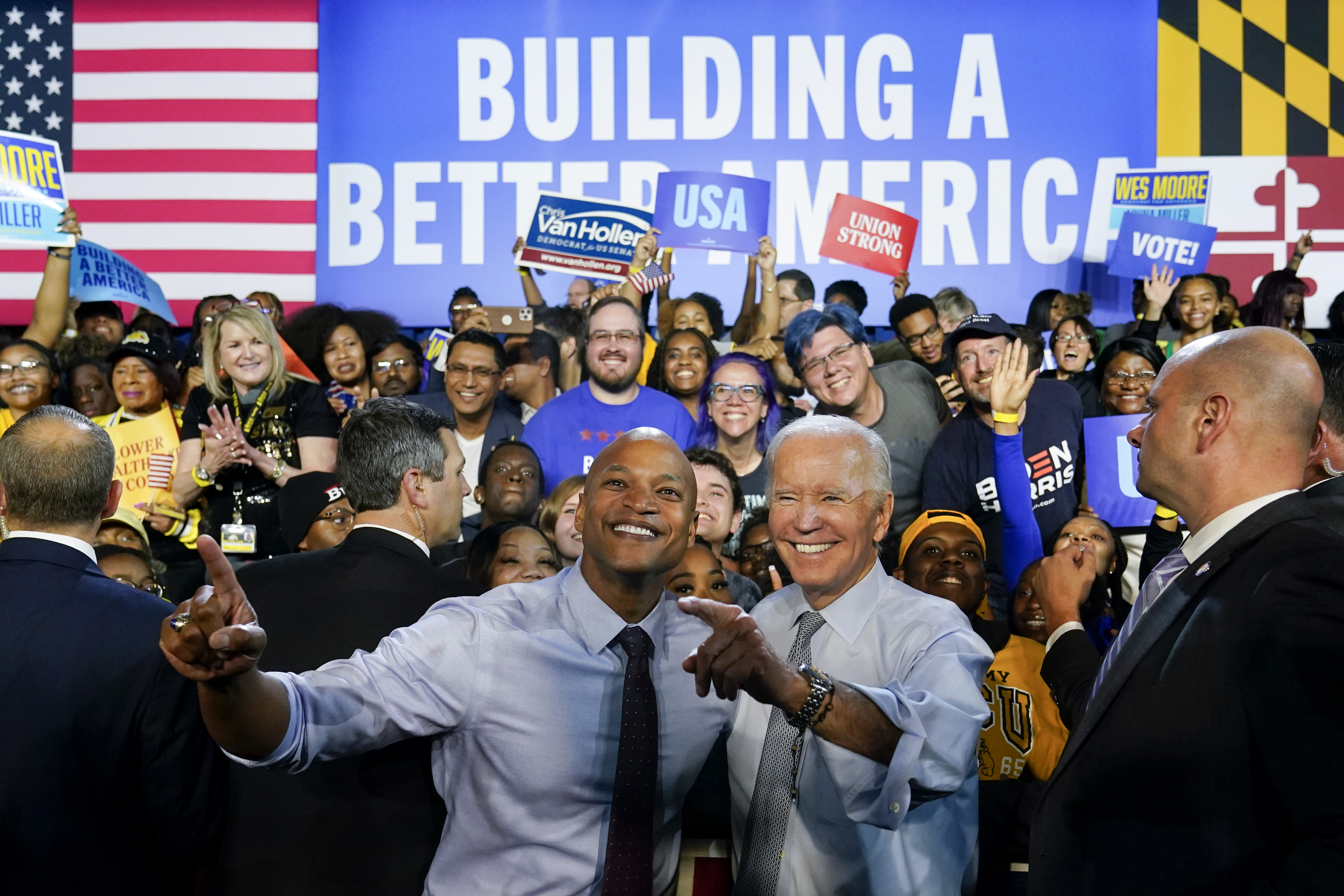 Biden and Trump make final pitches on eve of midterms