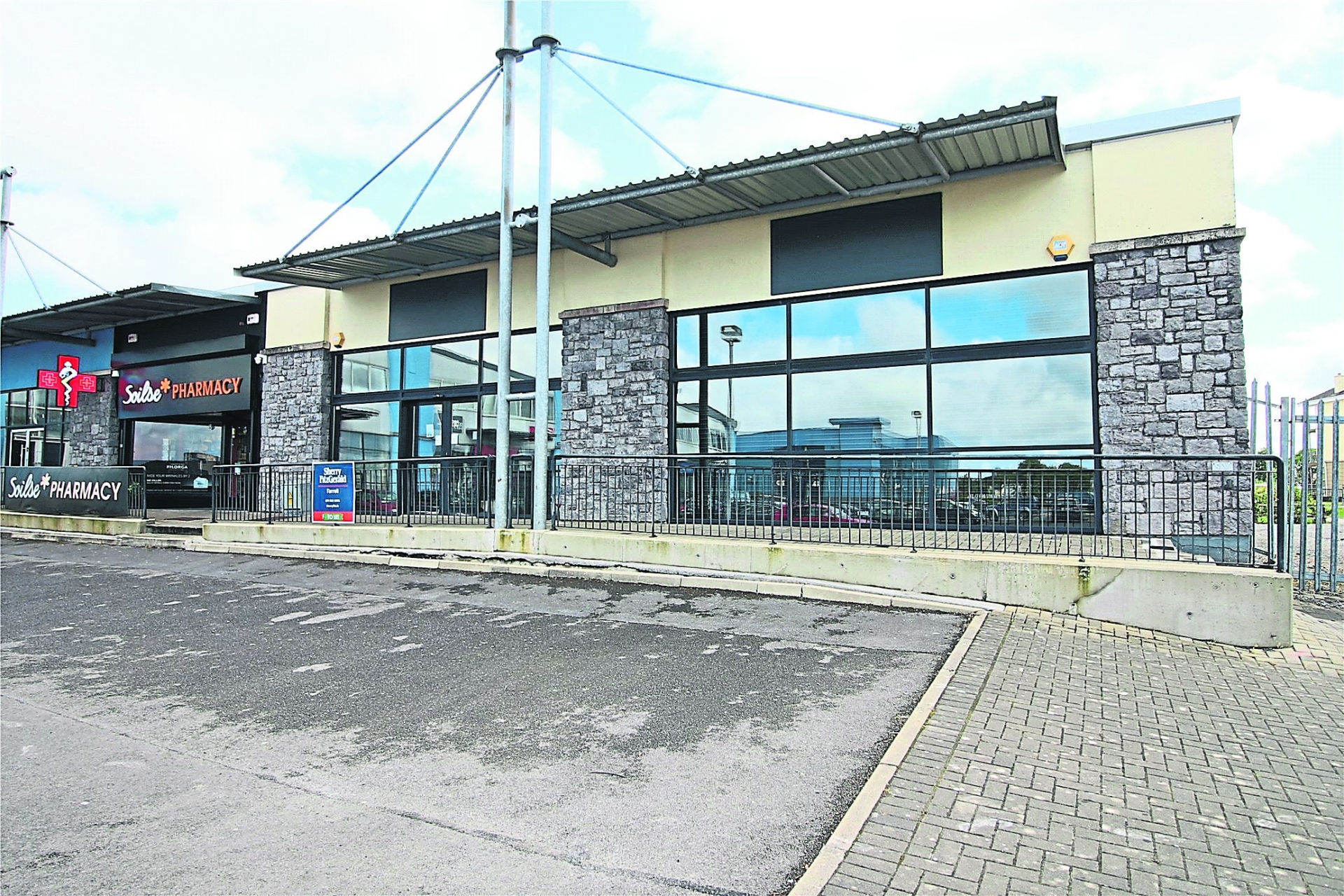 Retail unit for lease in Carrick Business Park