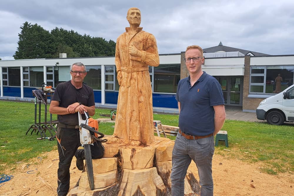 Pictured at the  Ignatius 500 Sculpture  are Will Fogarty (Left) Chainsaw Sculptor and Brendan Iunn, teacher at Crescent College Comprehensive
