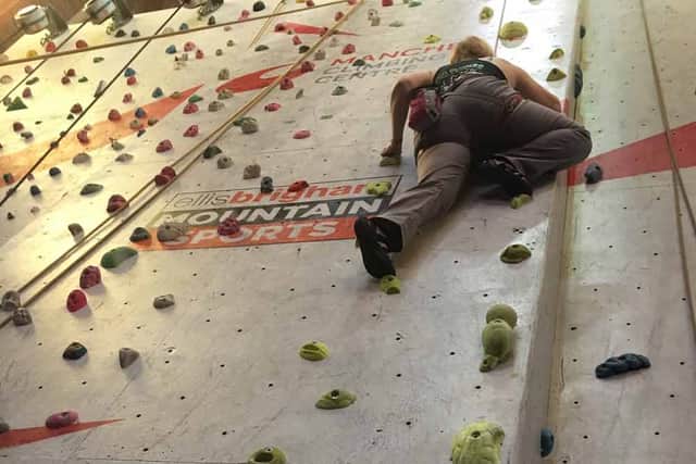 Theresa is now involved with the community of paraclimbers – climbers with disabilities – and since 2016 has taken part in several competitions on walls in Manchester, Edinburgh, Newcastle and London, although she is yet to win any.