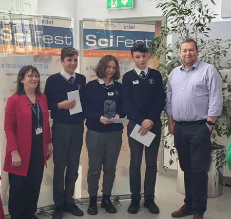 Daran Yalnazov, Cate Ní Chatháin, Shane Ó Néill, accepting their SciFest award