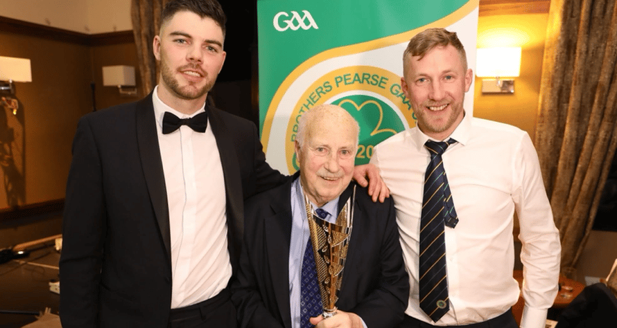 Tom Milne (centre) is pictured with his award alongside current Brothers Pearse players, Galway man Pauric Muldoon (left) and Limerick's Stephen Frawley