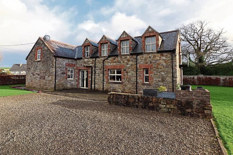 Primrose  Cottage is situated within a short distance to all local amenities of Murroe Village