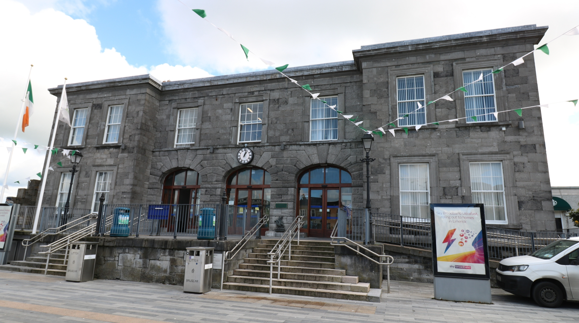 Passenger stuck in lift for over an hour misses Limerick train