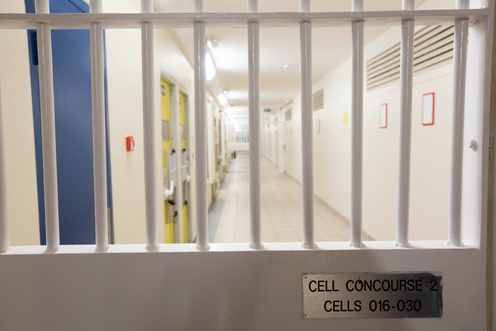 Prisoner gets longer spell behind bars for threatening to cut the ...