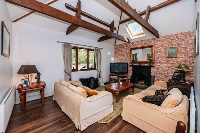 Inside the property consists of 3 good-sized bedrooms and 2 bathrooms (including master en suite), an entrance hall, modern kitchen/dining room, and a lovely living room with feature exposed beamed ceiling.