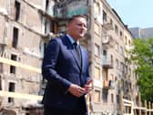 Defence Secretary Wes Streeting in front of a building damaged by Russian strikes in the Lukianivska district of Kyiv