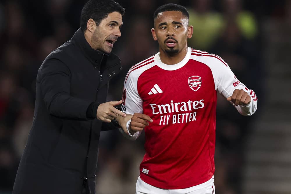 Arsenal manager Mikel Arteta talking to Gabriel Jesus
