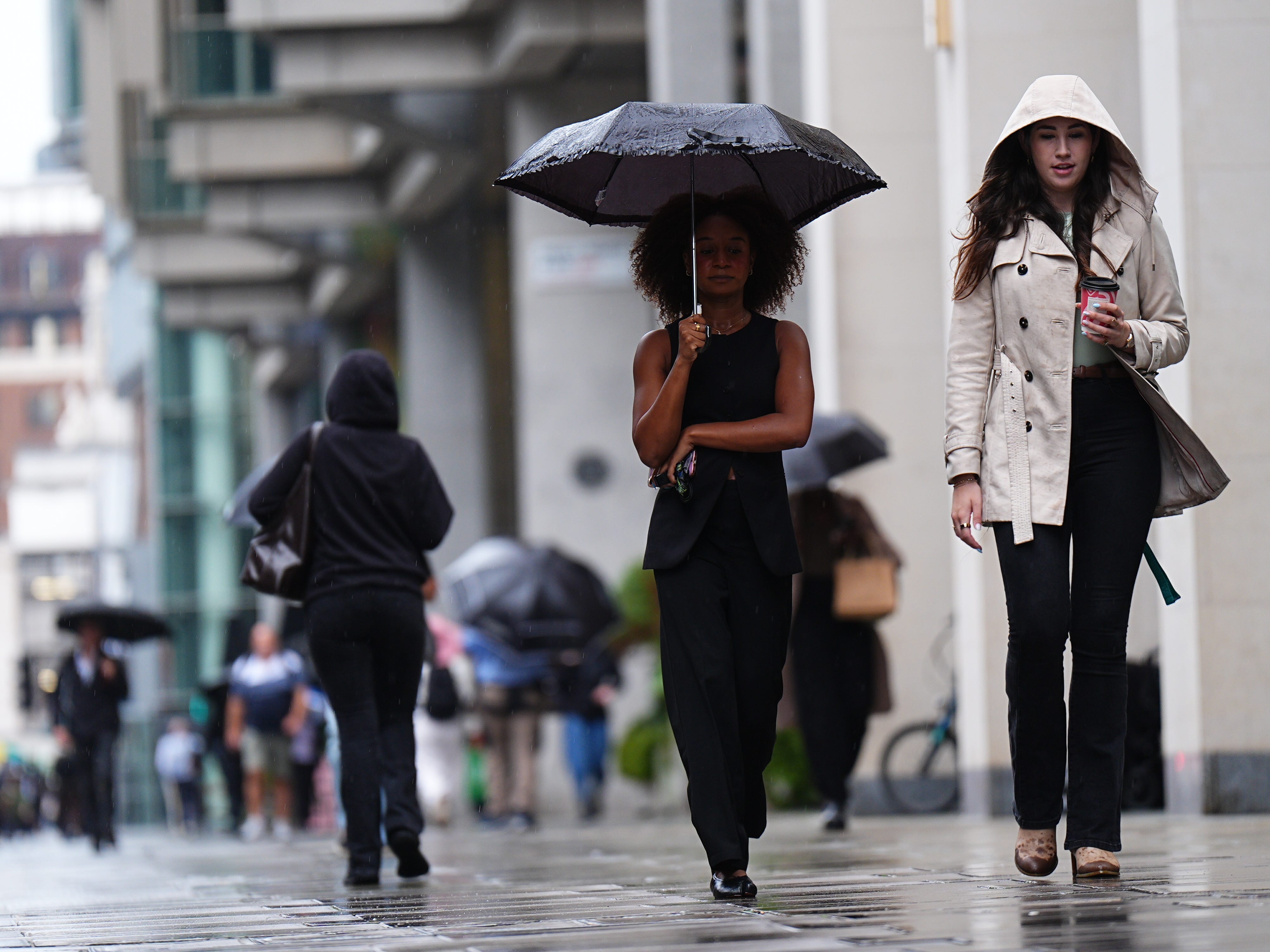 UK unemployment falls to lowest in a year but vacancies slide further