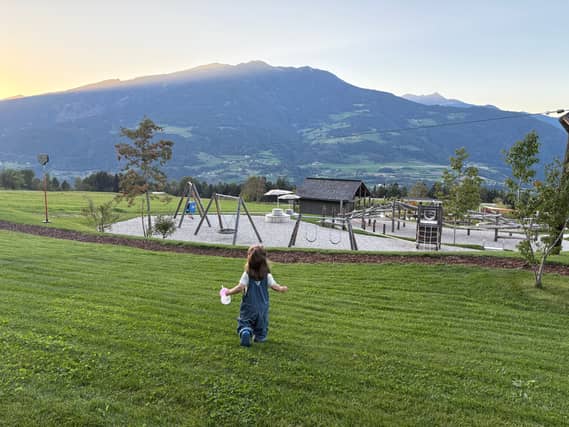 Prudence Wade's toddler running down the hill of Aki Plose's grounds