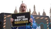 Nigel Farage unveils &lsquo;Vote Reform. Get Starmer out&rsquo; slogan