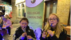WATCH: Offaly Comhaltas members serenade public in Tullamore's O'Connor Square