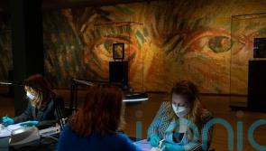 Dutch cultural sector teams up with hairdressers in lockdown protest