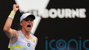 Iga Swiatek fights to set up Australian Open semi-final against Danielle Collins