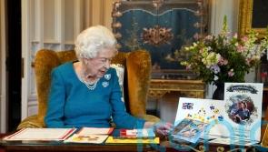 Queen wears 18th birthday brooches from late father to view Jubilee cards