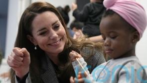 Kate makes fruit kebabs with toddlers on visit to MumSpace group