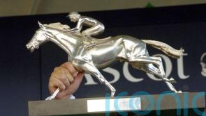Racing pays tribute to cricketing great Shane Warne