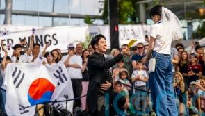 World paper plane champion proposes to girlfriend in front of crowd after win