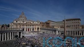 Pope rallies from knee pain to proclaim 10 saints