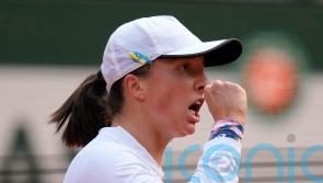 Iga Swiatek recovers from rare dropped set to reach French Open quarter-finals
