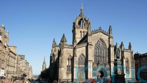 Applause for Queen as Elizabeth departs Edinburgh for the last time