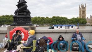 How to make queuing to see the Queen bearable
