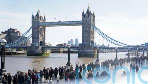 Mourners in queue remain undeterred by low temperatures and lengthy waits