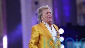 Rod Stewart surprises singing barber with duet to thank him for charity work