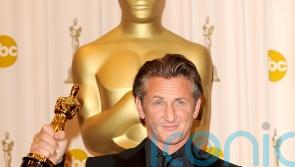 Sean Penn gives one of his Oscars to Ukrainian president Volodymyr Zelensky