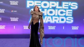 Shania Twain shows off bold throwback look on 2022 People’s Choice red carpet